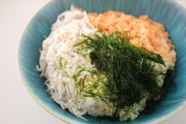 スジアオノリとしらすとサケの3色丼