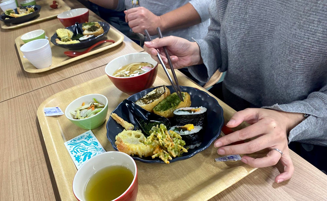 パナソニックの社員食堂で海藻を使った料理を楽しむ様子